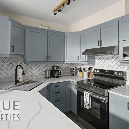 キャンモアMountain Loft Retreat, Heated Pool & Hot Tub, Ug Parking, Balcony, Wifi!アパートメント エクステリア 写真