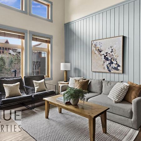 キャンモアMountain Loft Retreat, Heated Pool & Hot Tub, Ug Parking, Balcony, Wifi!アパートメント エクステリア 写真