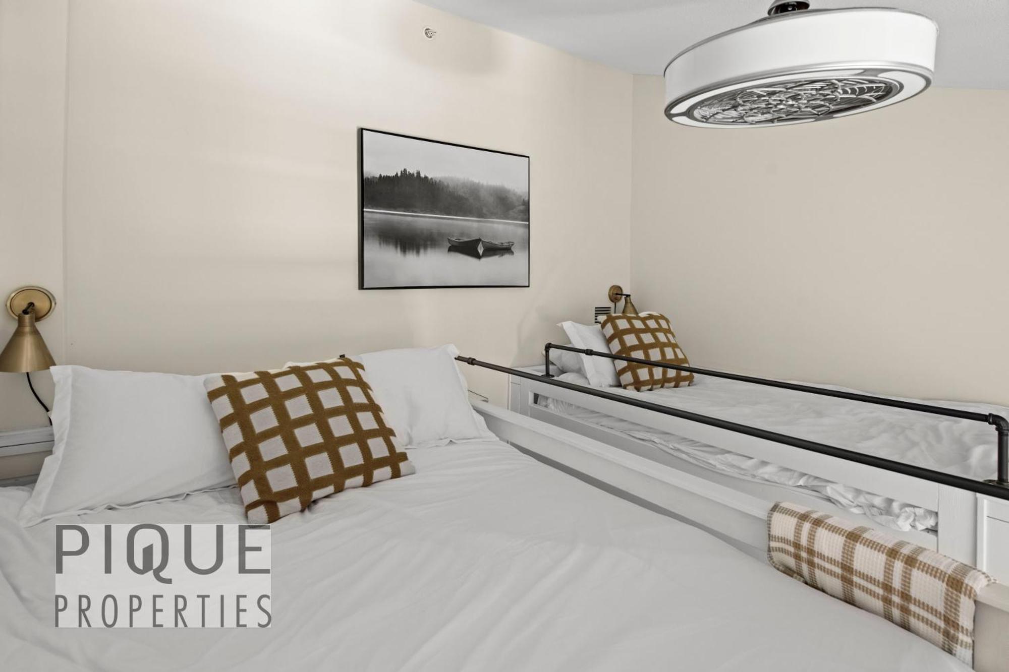 キャンモアMountain Loft Retreat, Heated Pool & Hot Tub, Ug Parking, Balcony, Wifi!アパートメント エクステリア 写真