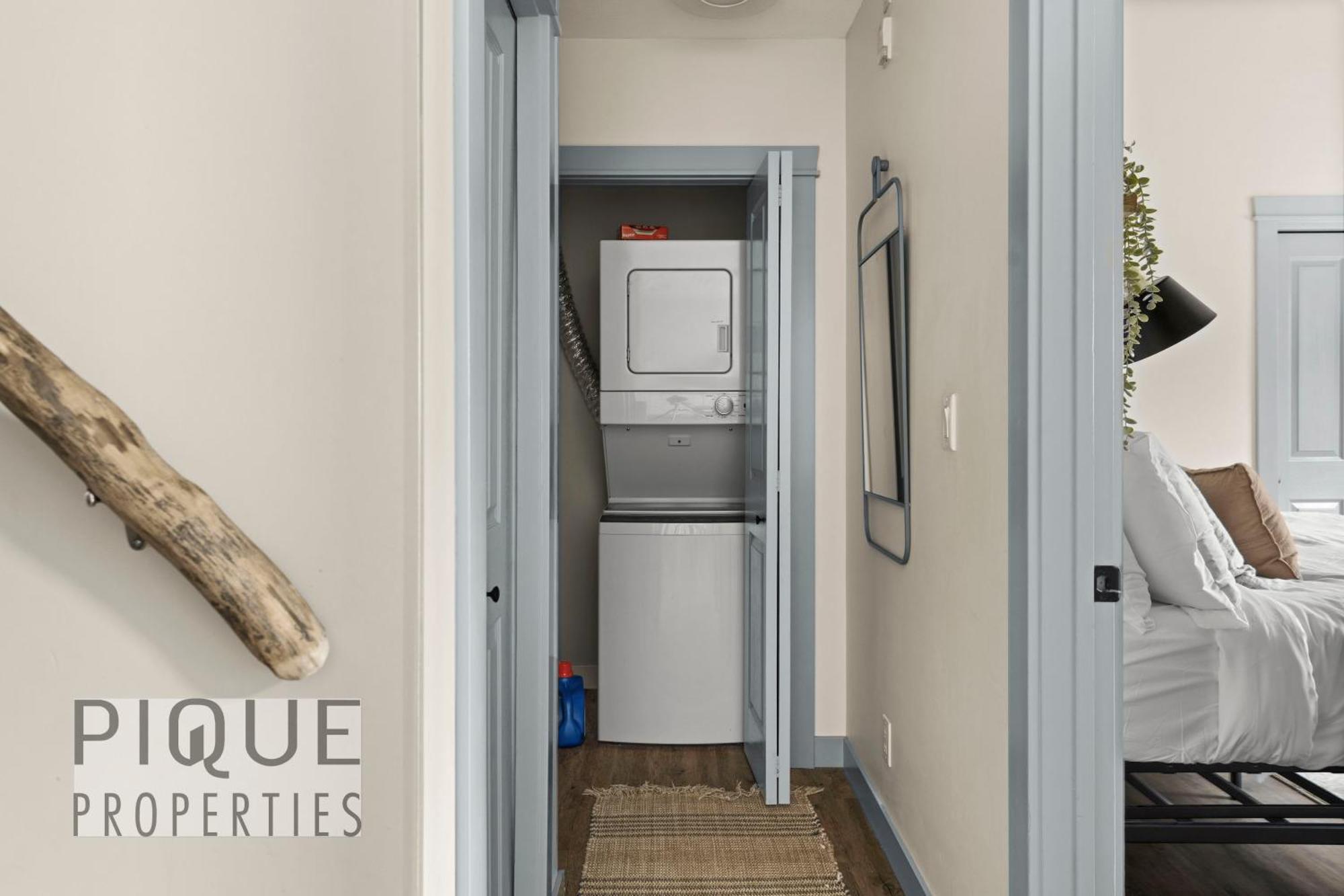 キャンモアMountain Loft Retreat, Heated Pool & Hot Tub, Ug Parking, Balcony, Wifi!アパートメント エクステリア 写真